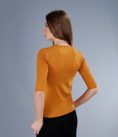 Elastic jersey t-shirt with accessory