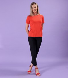 Elegant outfit with elastic cotton pants and jersey blouse