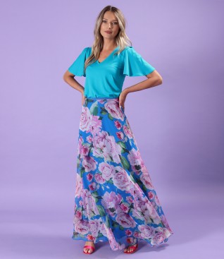 Long veil skirt printed with floral motifs and blouse with wide sleeves
