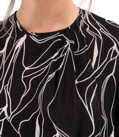 Elegant viscose blouse printed with geometric motifs