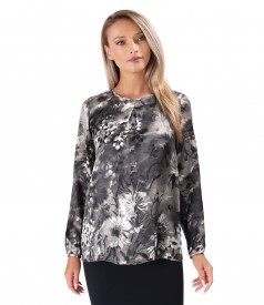 Elegant viscose satin blouse printed with floral motifs