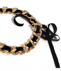 Golden chain accessory with velvet band