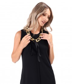 Golden chain accessory with velvet band