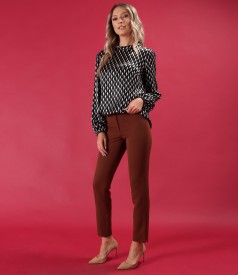 Elegant ankle pants made of elastic fabric with viscose