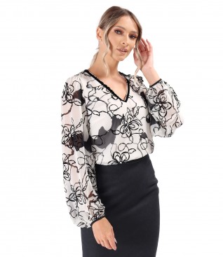 Veil blouse with floral motifs embroidered with velvet