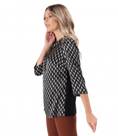 Elegant viscose satin blouse printed with geometric motifs