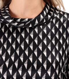 Elegant viscose satin blouse printed with geometric motifs