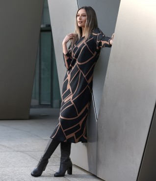 Midi dress made of viscose fabric printed with geometric motifs