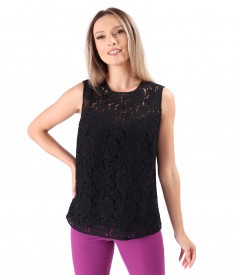 Elegant blouse made of lace and cotton with floral motifs