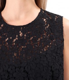 Elegant blouse made of lace and cotton with floral motifs