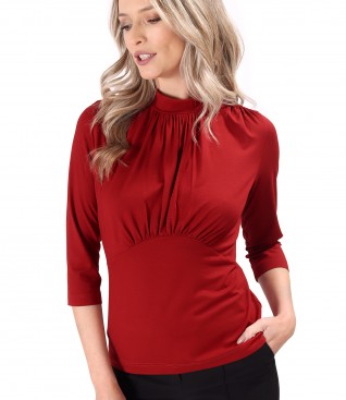 Elegant blouse made of jersey gathered at the neckline.