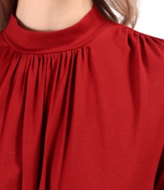 Elegant blouse made of jersey gathered at the neckline.